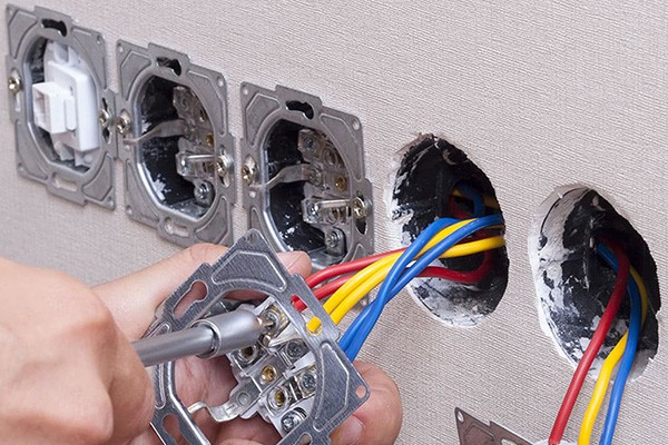 Professional Electrical Outlet Installer